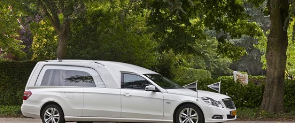Rouwauto-Mercedes-wit Rouwauto-Mercedes-wit